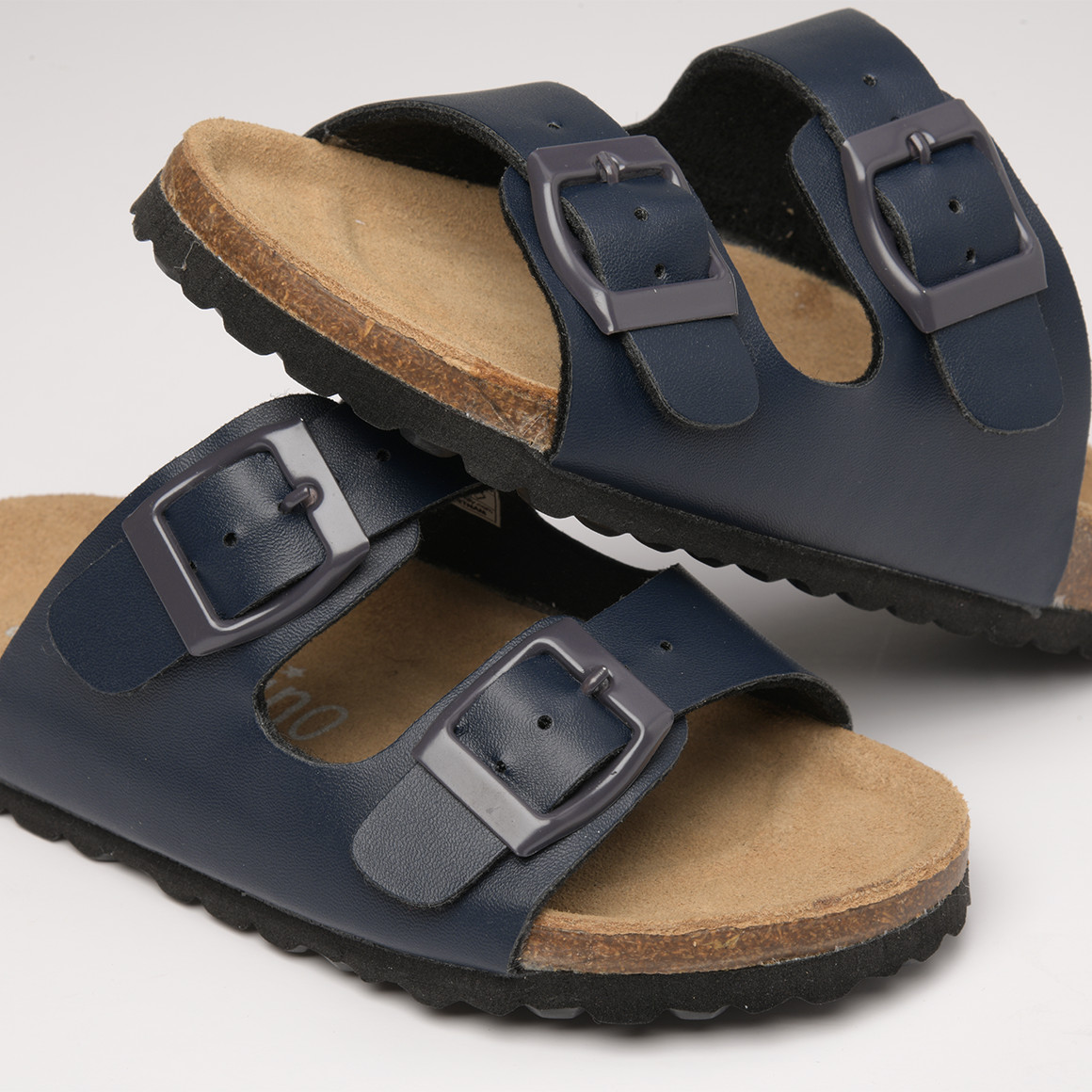 Jungen Sandalen mit Riemen