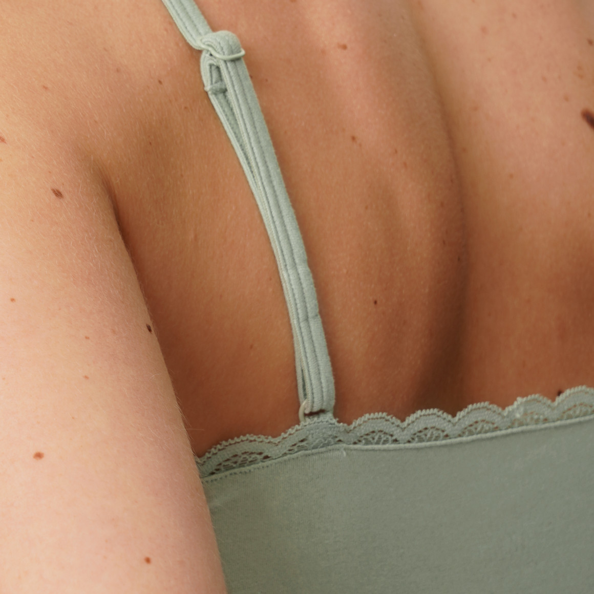 2 Damen Unterhemden mit Spitze