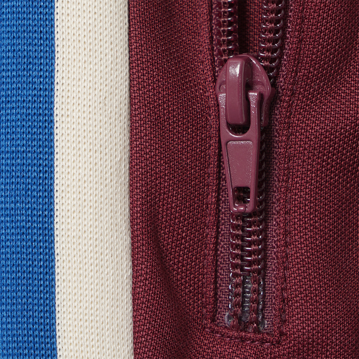 Jungen Jogginghose im Retro-Style