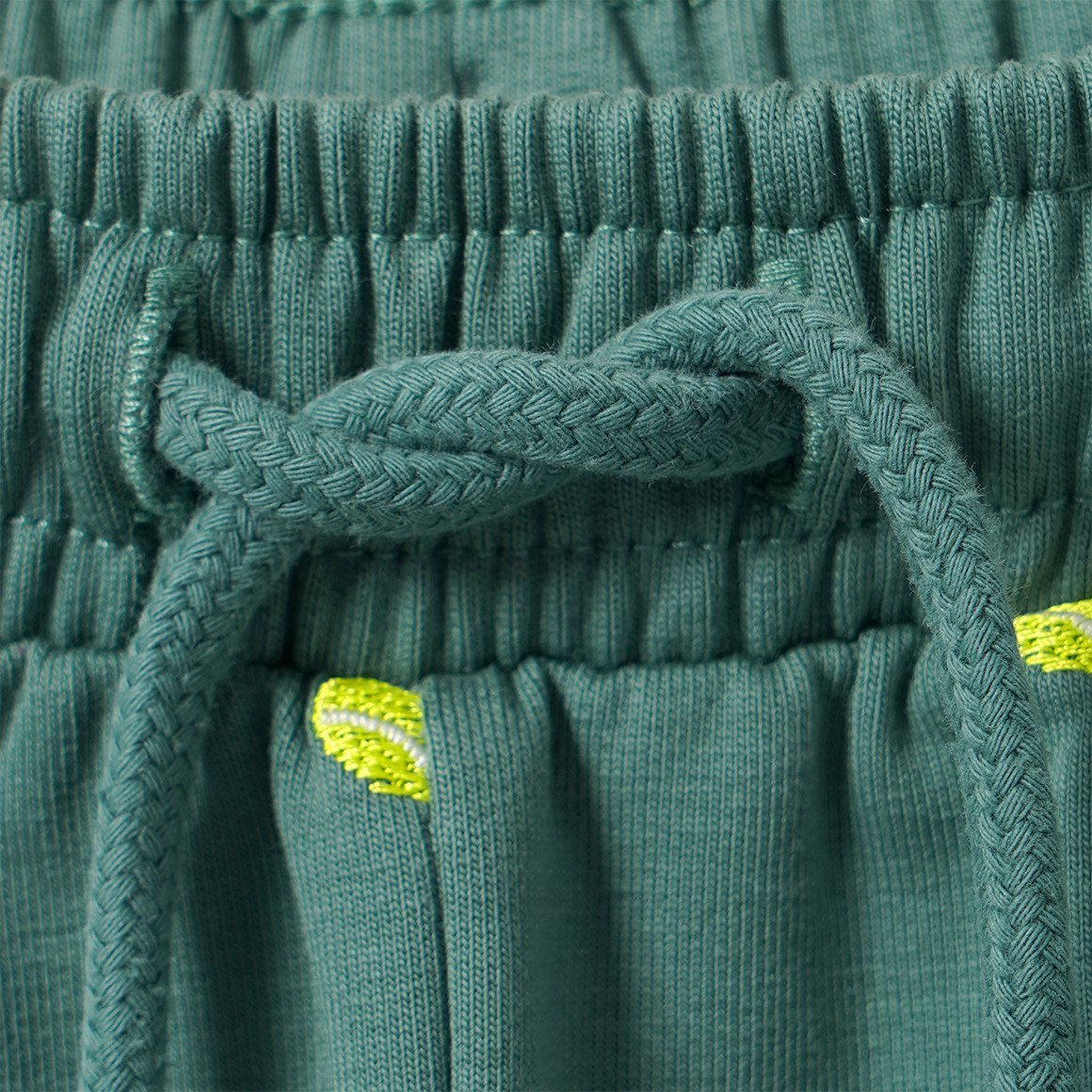 Jungen Joggingshorts mit Tennis-Stickerei