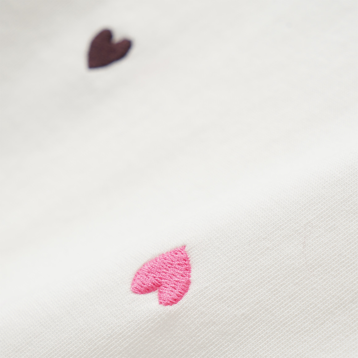 Mädchen T-Shirt mit Herz-Stickereien