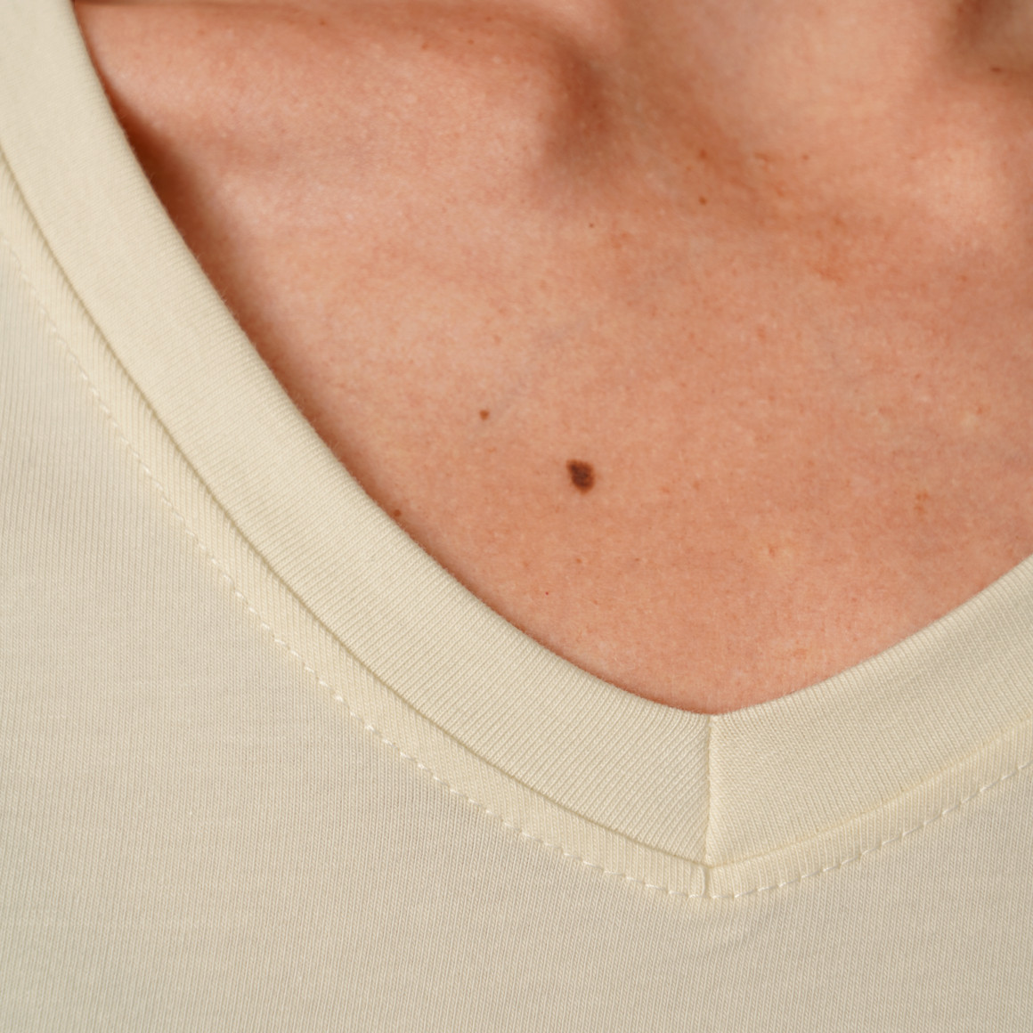 Damen T-Shirt mit V-Ausschnitt