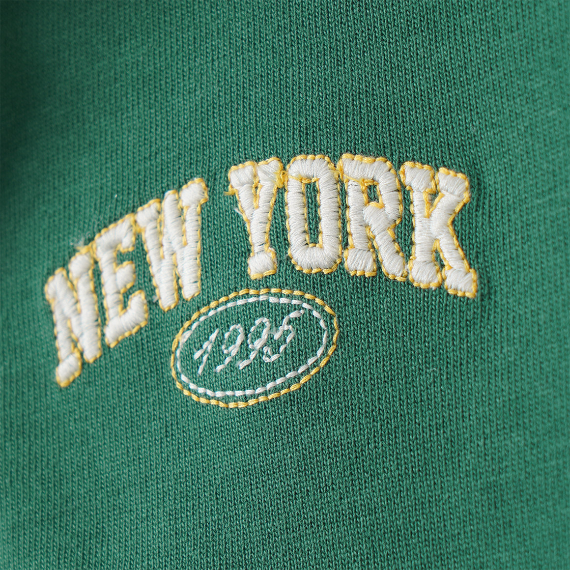 Jungen Poloshirt im College-Look