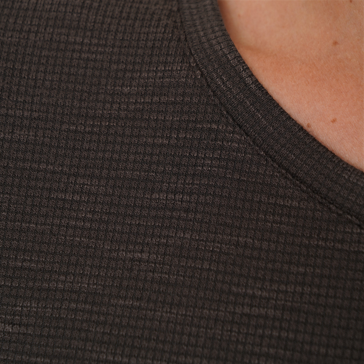 Damesshirt met sierknopen