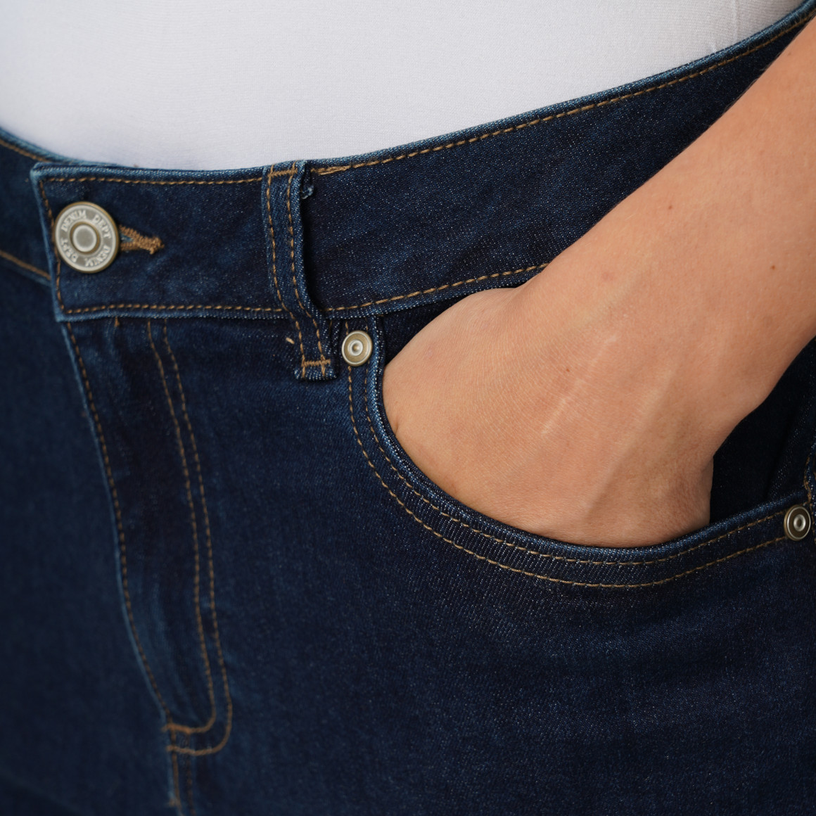 Damen Straight-Relaxed-Jeans in Raw-Denim
