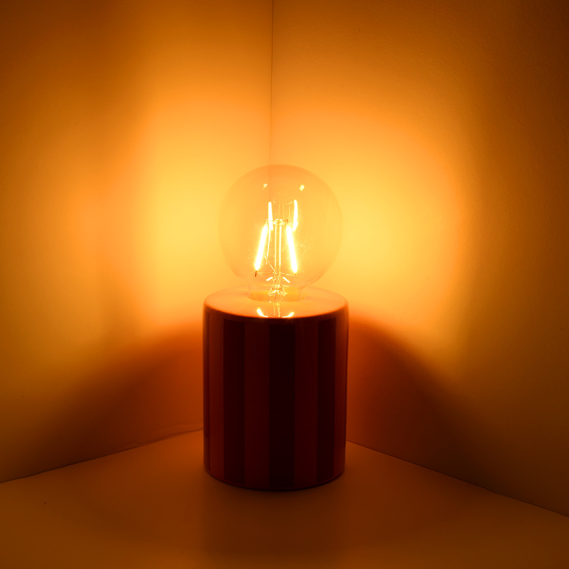 Tischlampe mit bunten Streifen