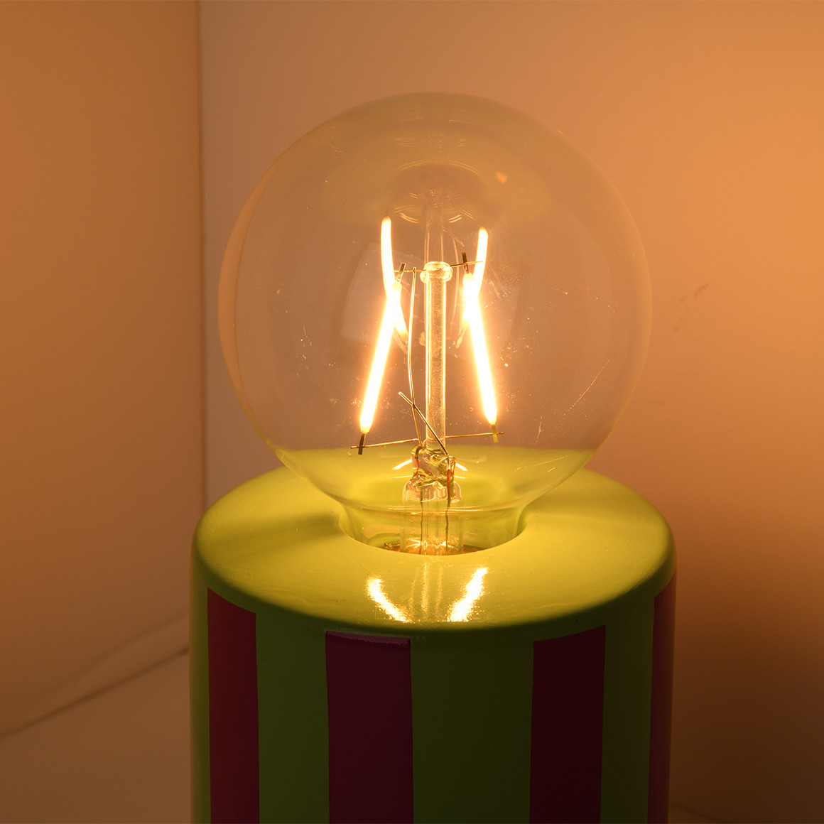 Tischlampe mit bunten Streifen