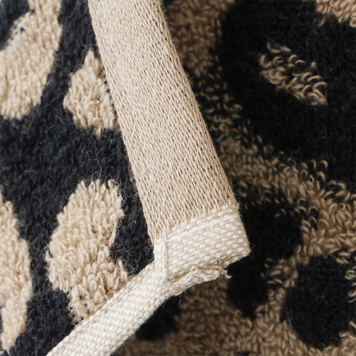 Handtuch mit Leo-Allover