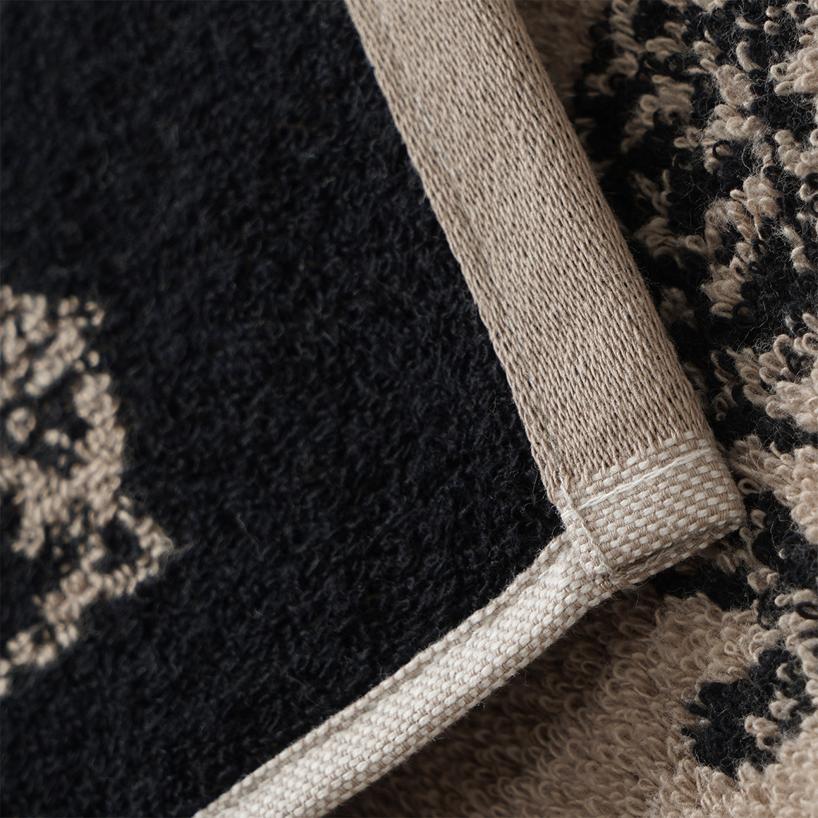 Duschtuch mit Leoparden-Motiv