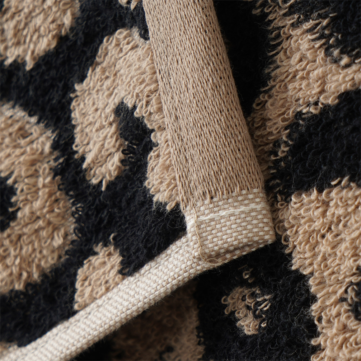 Badhanddoek met luipaardmotief all-over