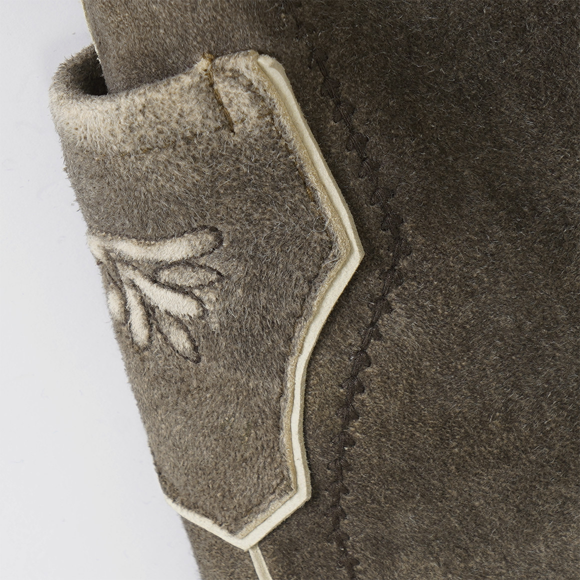 Jungen Lederhose mit Stickereien