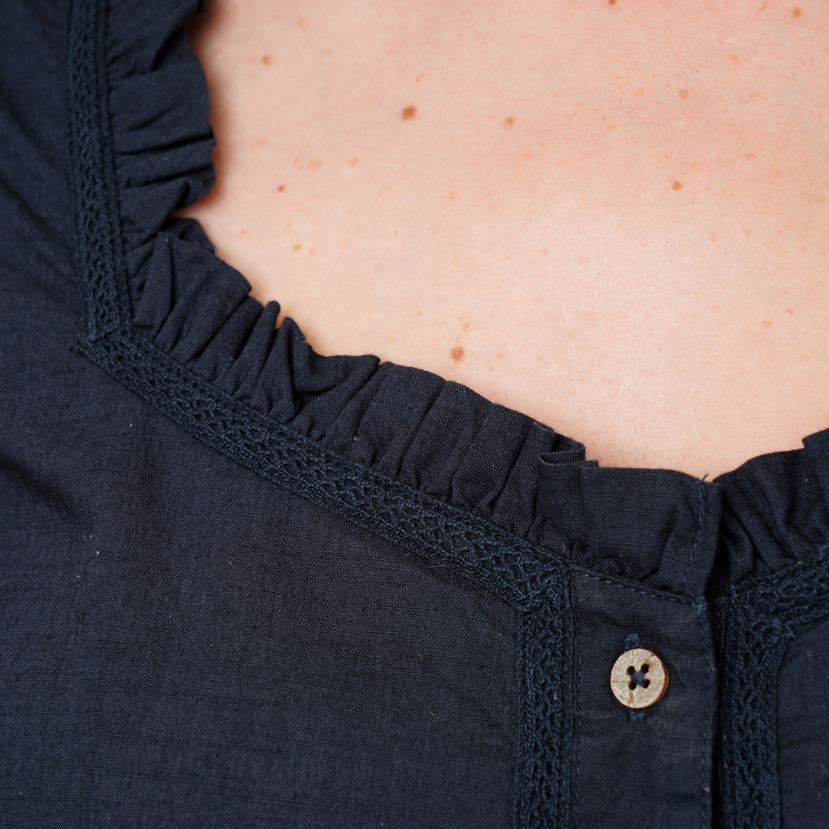 Damen Trachtenbluse mit weitem Ausschnitt