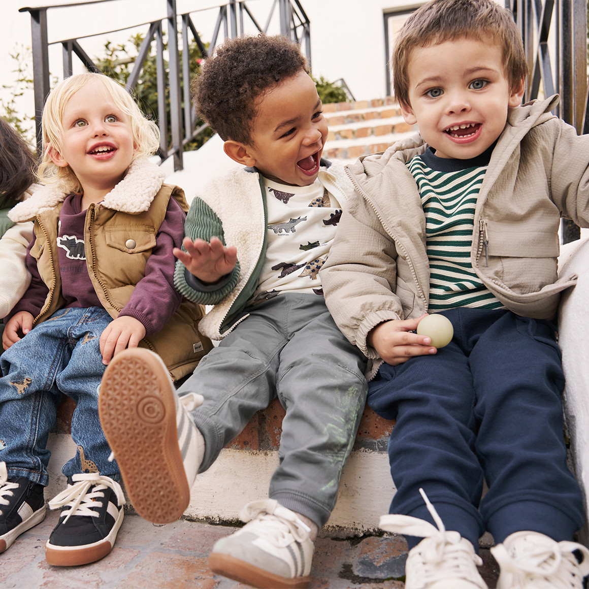Baby Jeans mit Allover-Stickerei