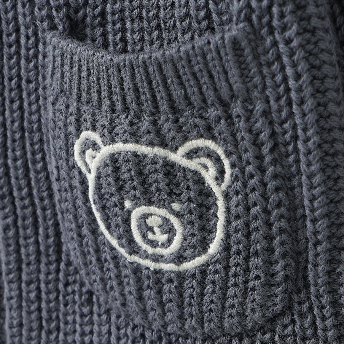 Newborn Strickjacke mit Bär-Stickerei