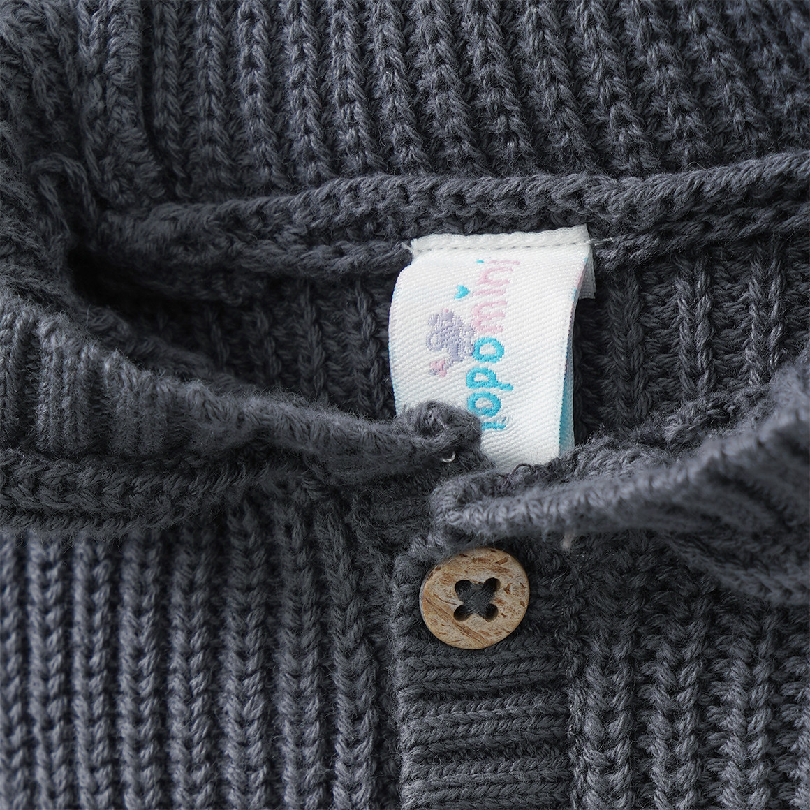 Newborn Strickjacke mit Bär-Stickerei
