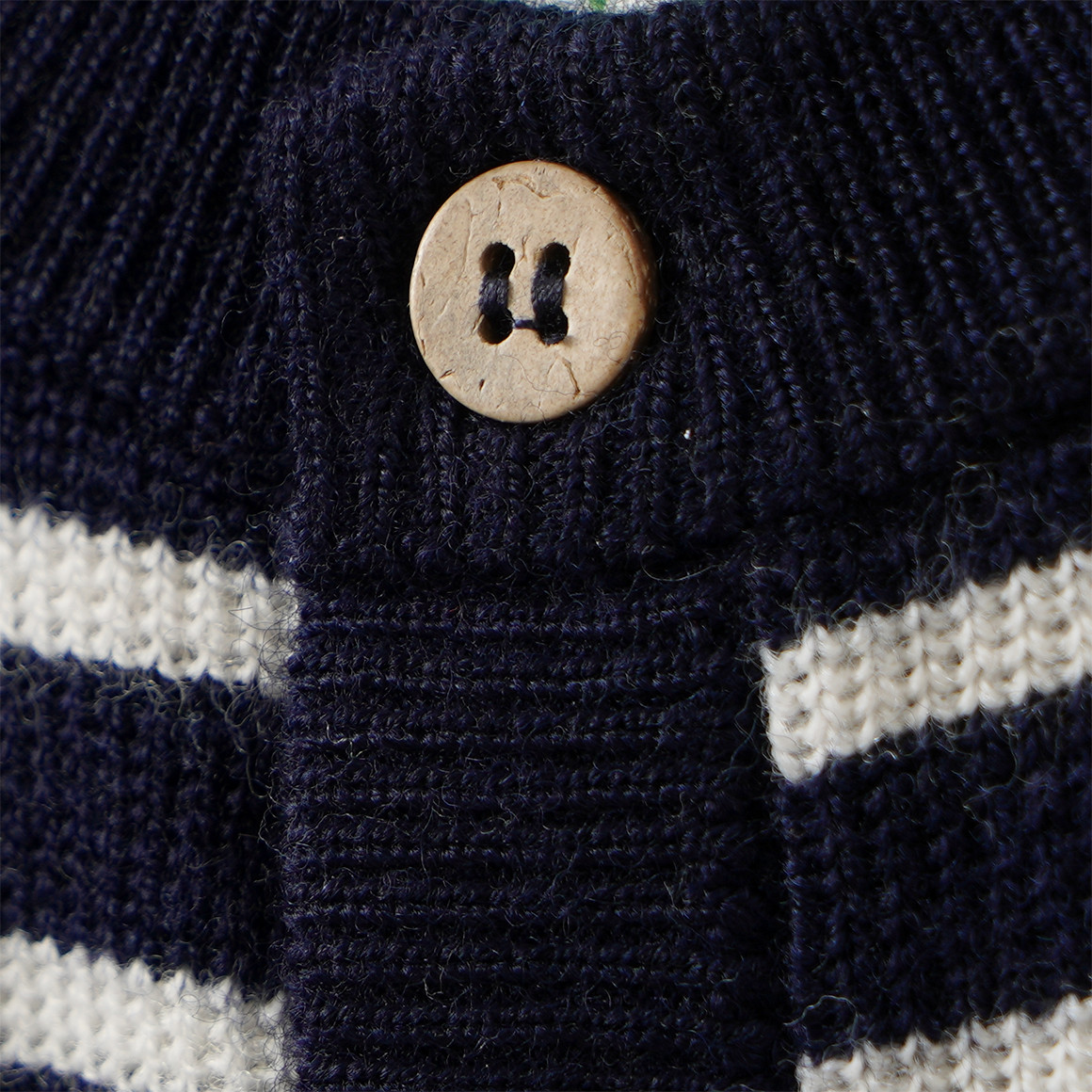 Newborn Merino-Strickjacke mit Streifen