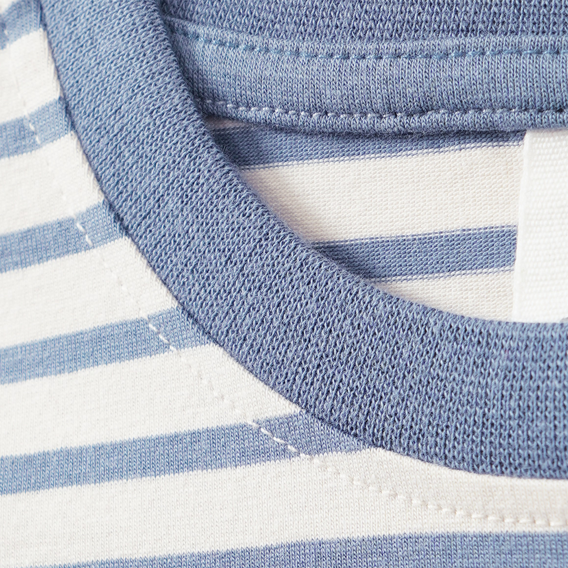 2 Jungen Langarmshirts mit Brusttasche