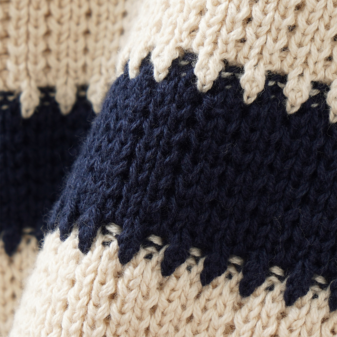 Jungen Strickpullover mit Streifen