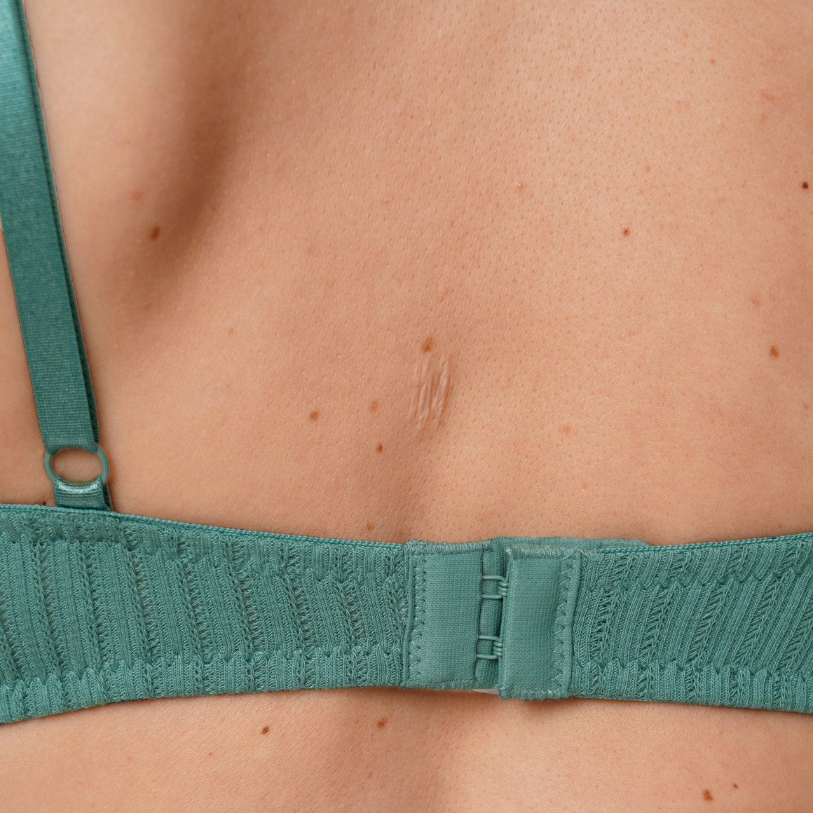 2 Damen Soft-BHs mit feiner Struktur