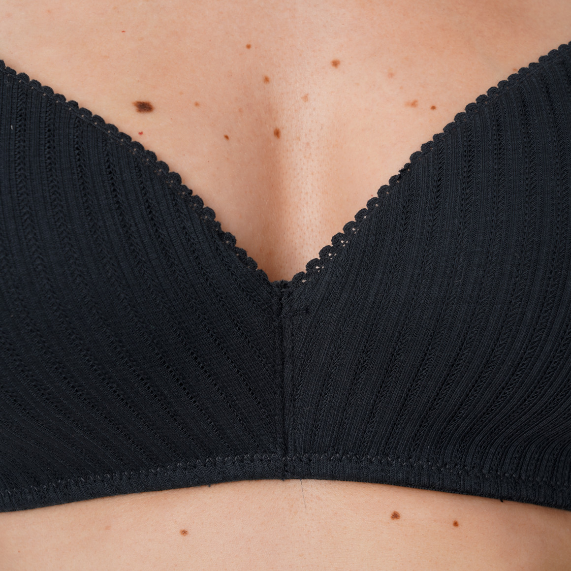 2 Damen Soft-BHs mit feiner Struktur