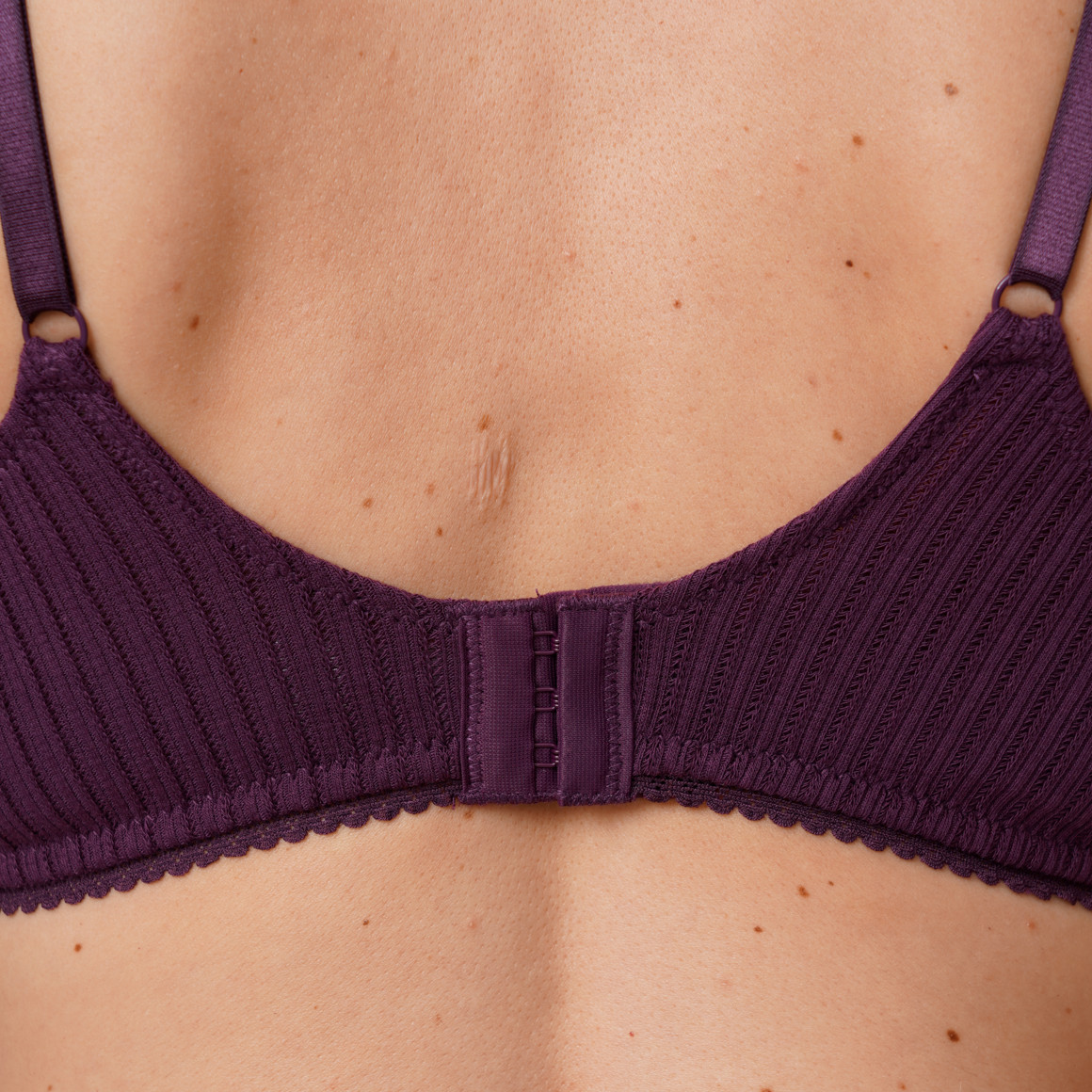 2 Damen Bustiers mit feiner Struktur