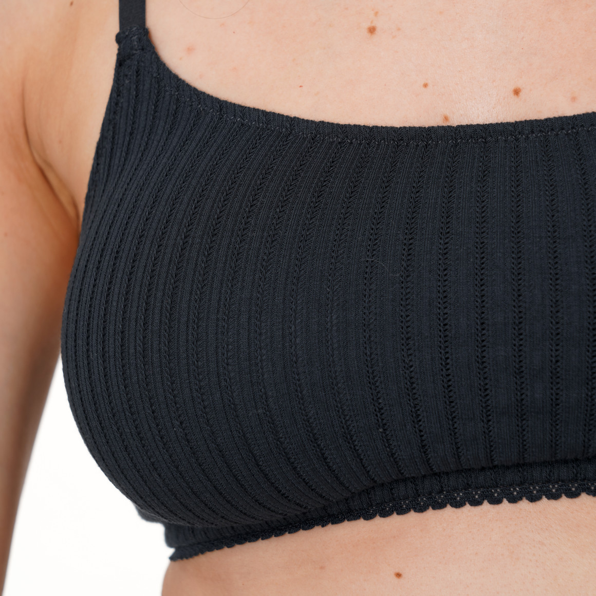2 Damen Bustiers mit feiner Struktur