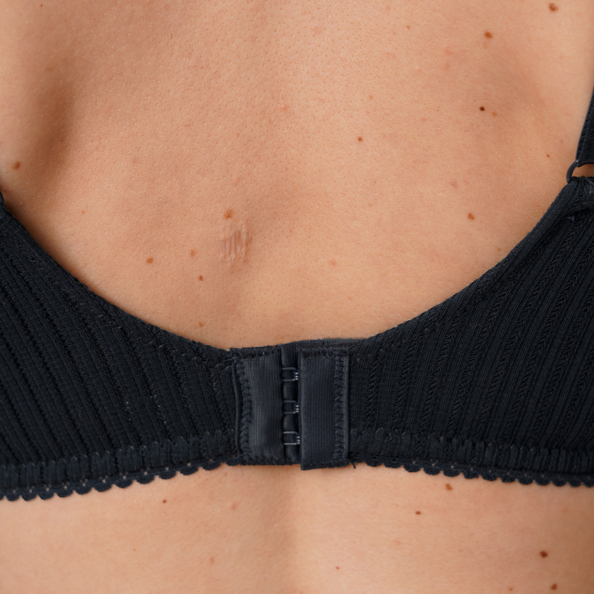 2 Damen Bustiers mit feiner Struktur