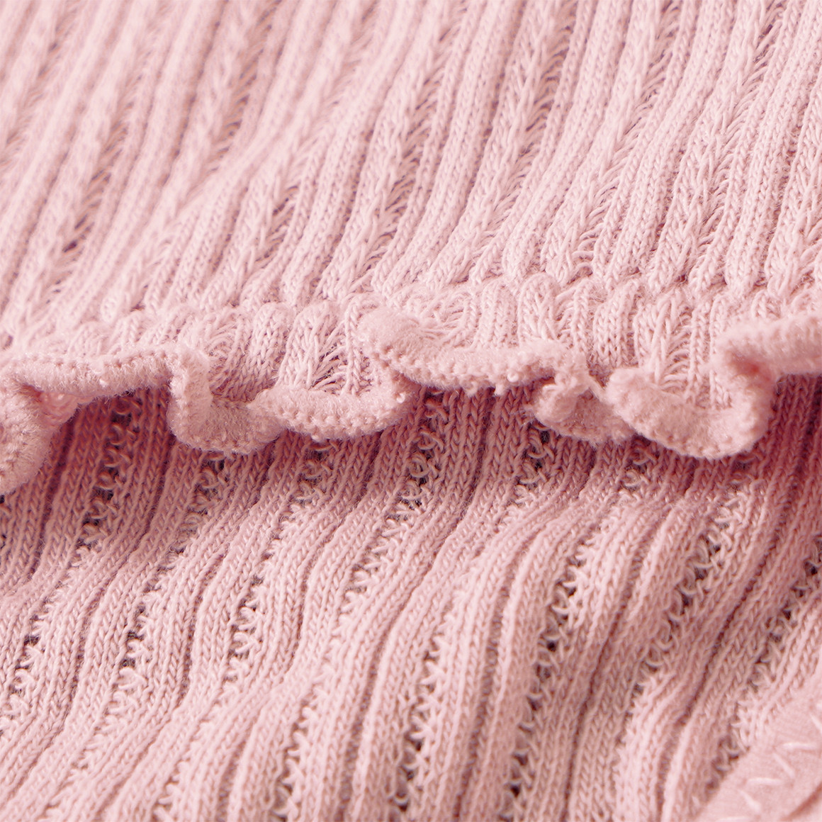 2 Damen Slips mit feiner Struktur