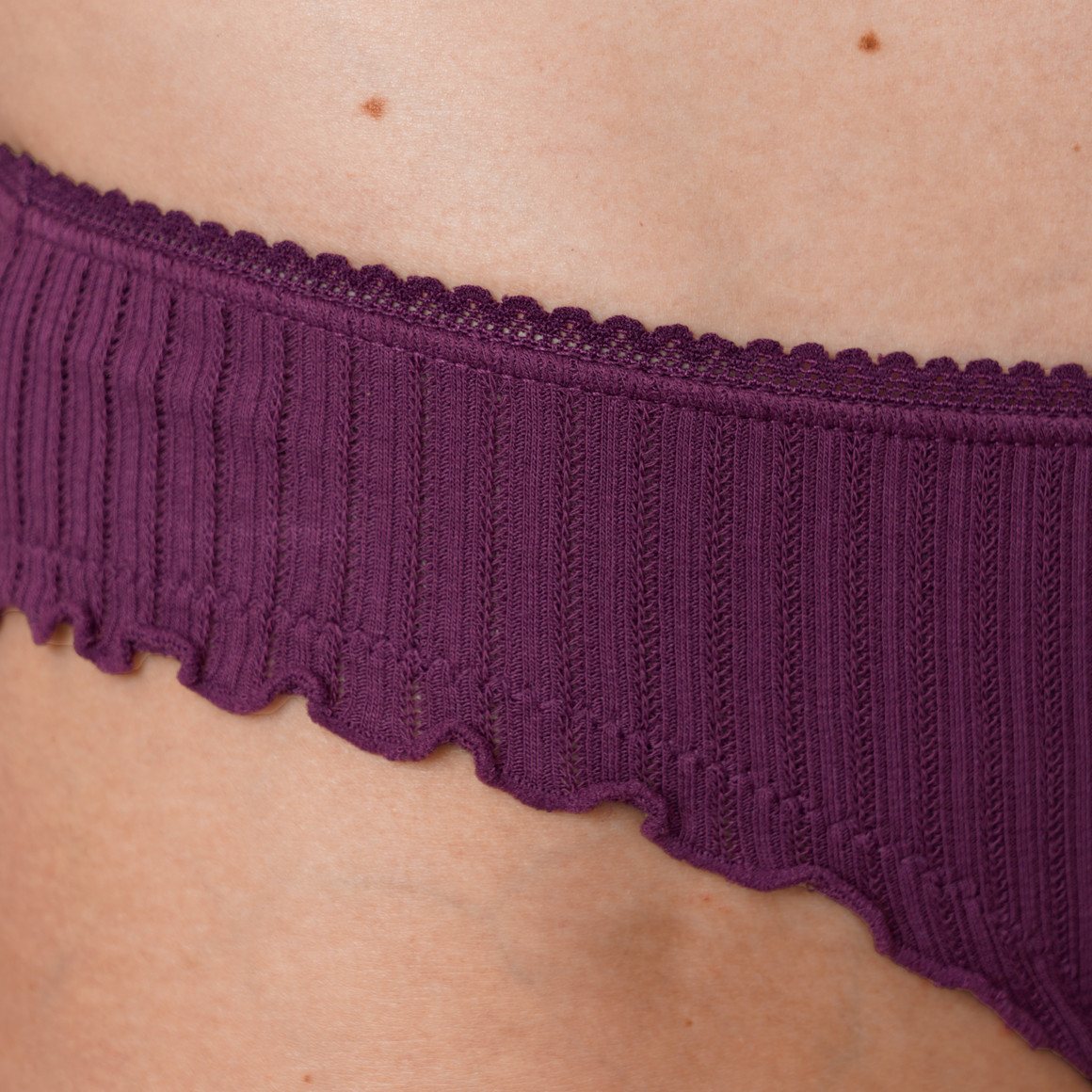 2 Damen Slips mit feiner Struktur
