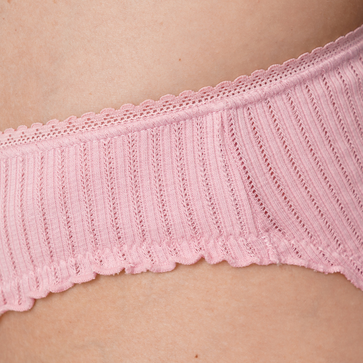 2 Damen Slips mit feiner Struktur