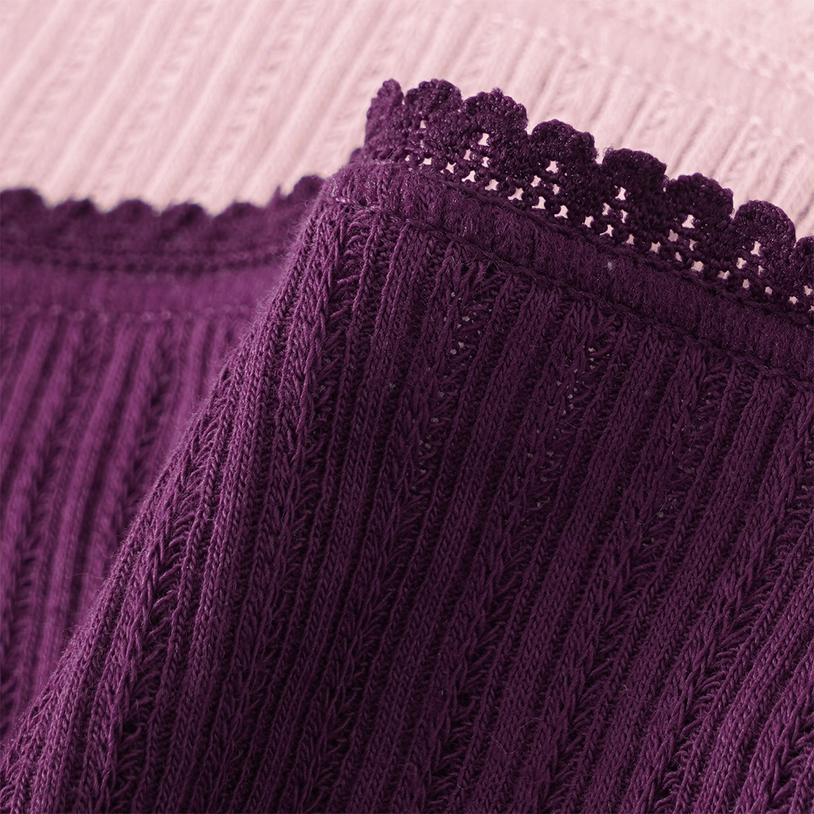 2 Damen Strings mit feiner Struktur