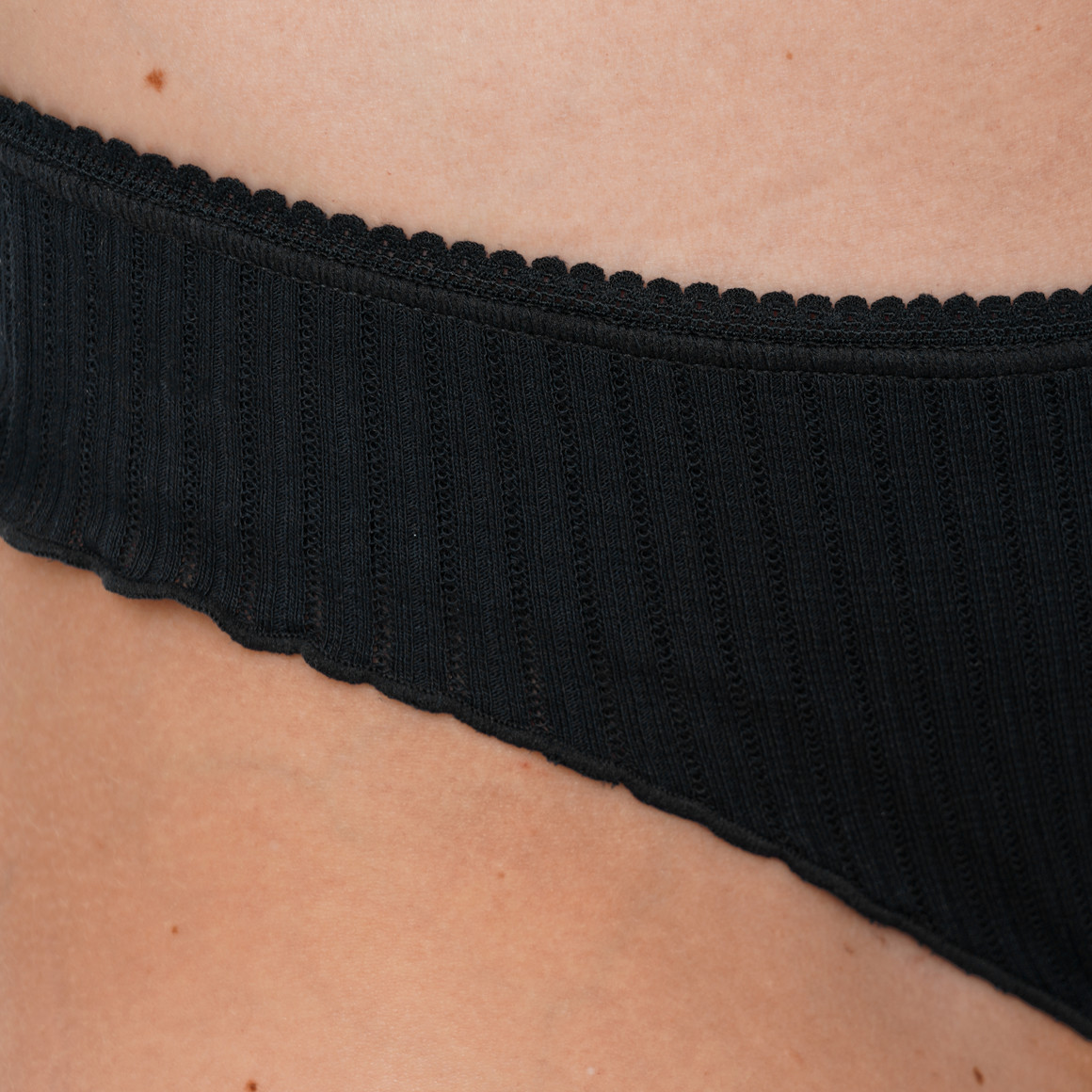 2 Damen Strings mit feiner Struktur