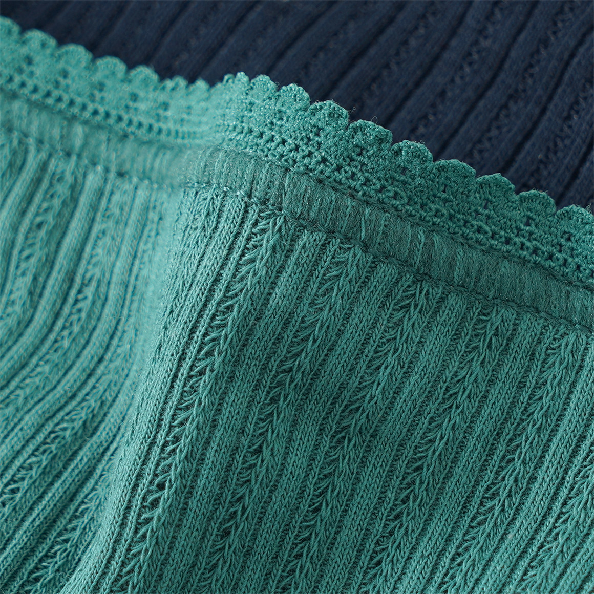 2 Damen Strings mit feiner Struktur