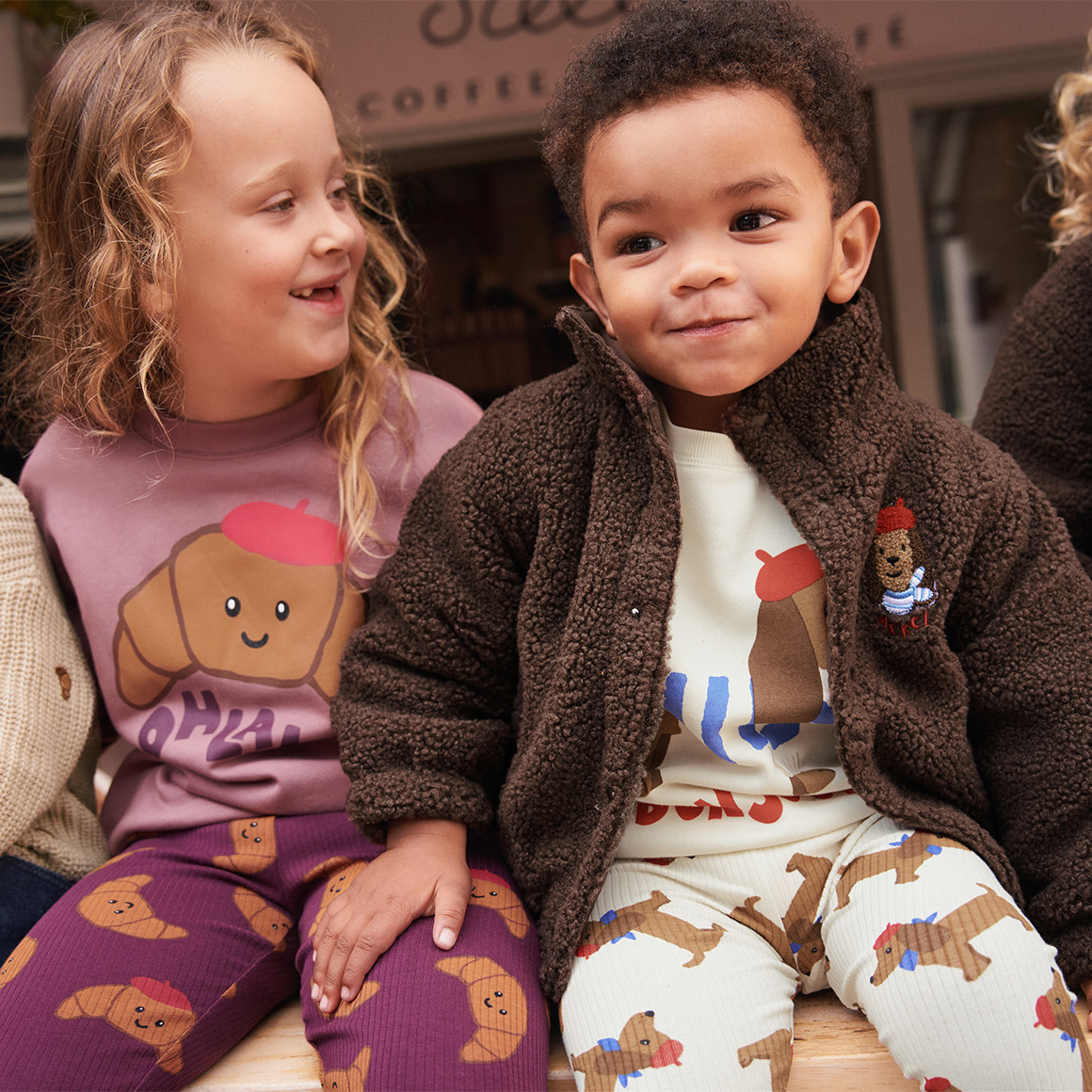 Baby Teddyjacke mit Dackel-Stickerei