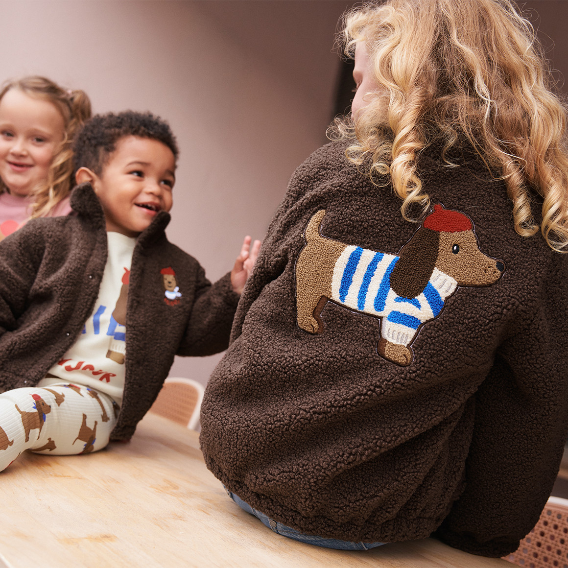 Kinder Teddyjacke mit Dackel-Stickerei