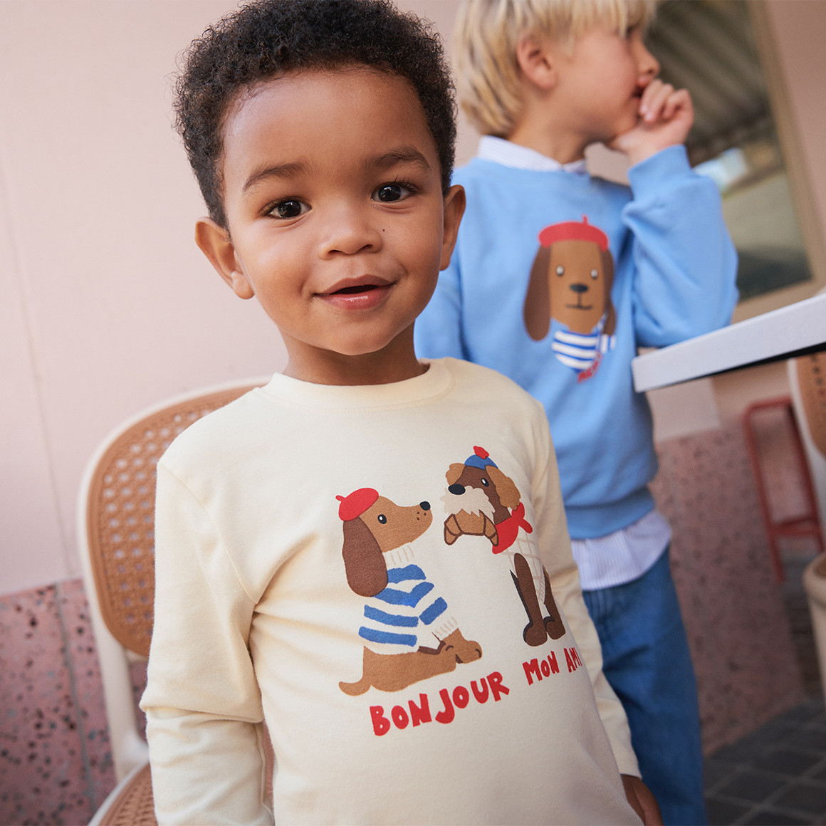 2 Kinder Langarmshirts mit Dackel-Motiven