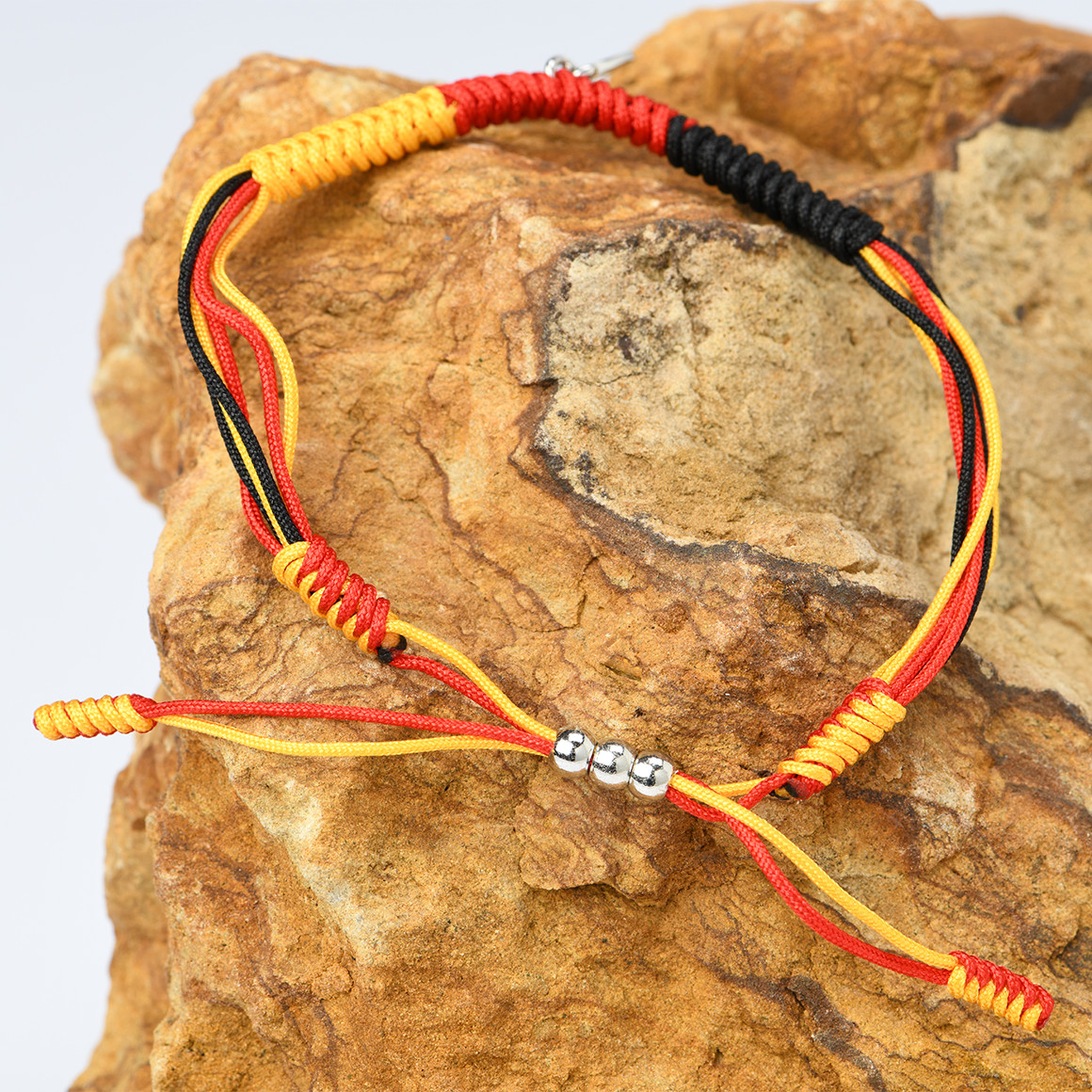 Armband im Fußball-Design