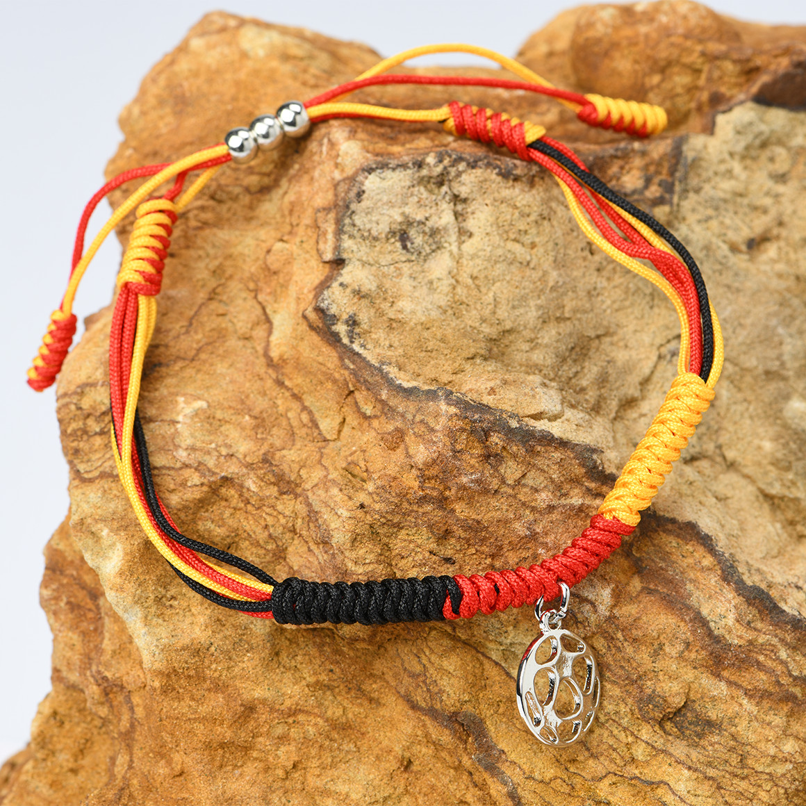 Armband im Fußball-Design