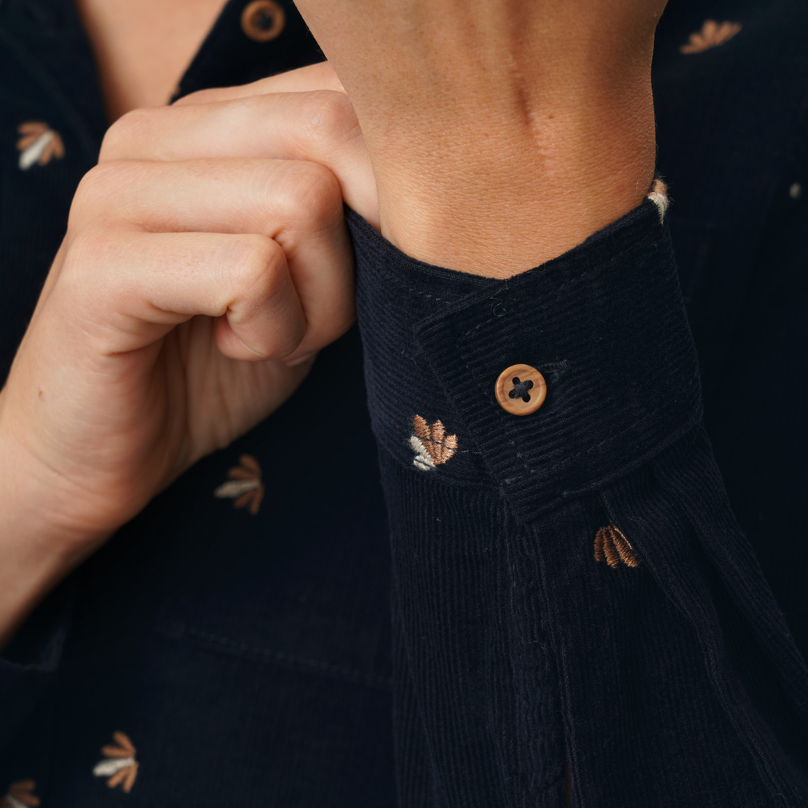 Damen Cordbluse mit floraler Stickerei