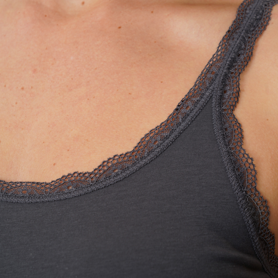 2 Damen Unterhemden mit Spitze