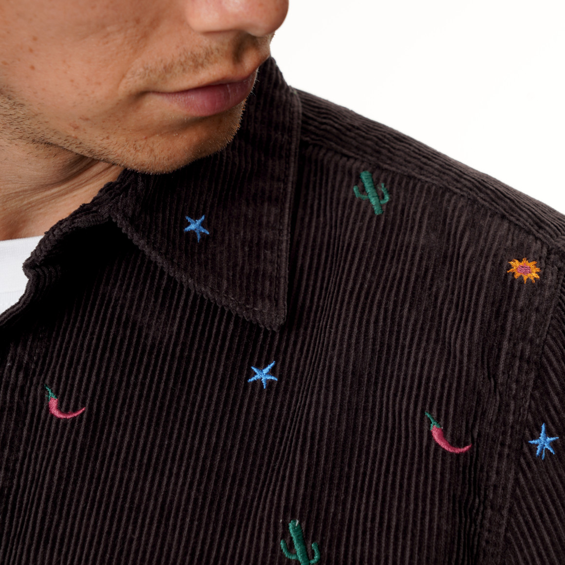 Herenoverhemd van corduroy met borduursels