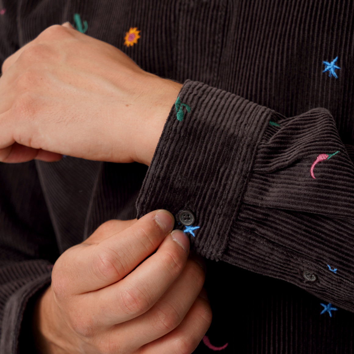 Herenoverhemd van corduroy met borduursels
