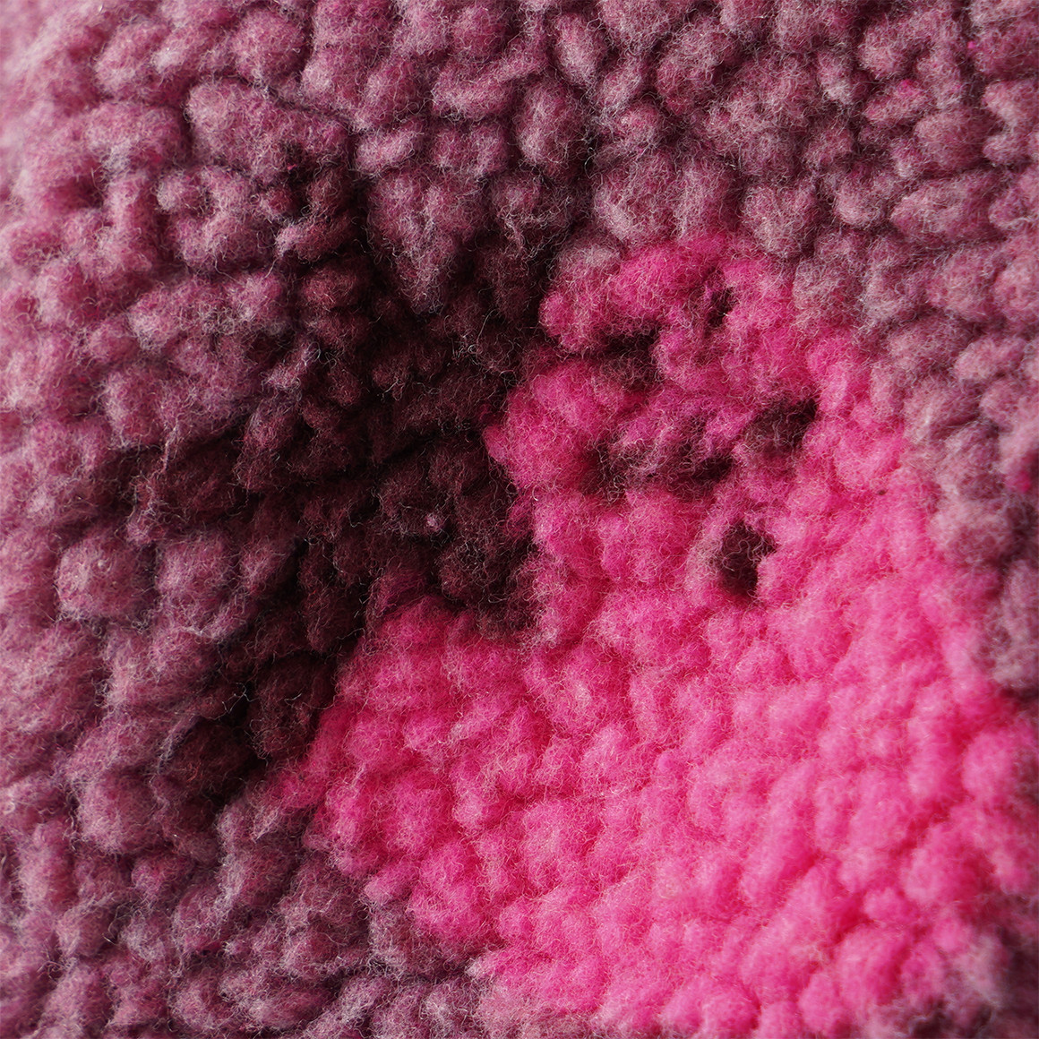Baby Teddyjacke mit Erdbeer-Motiven