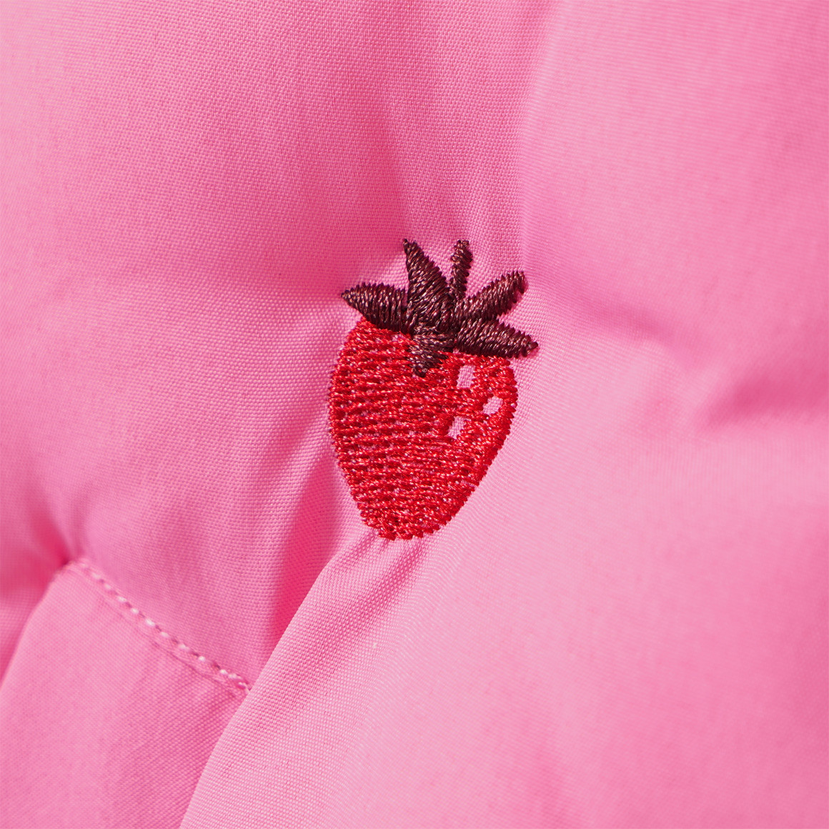 Baby-donsjasje met aardbeienmotieven