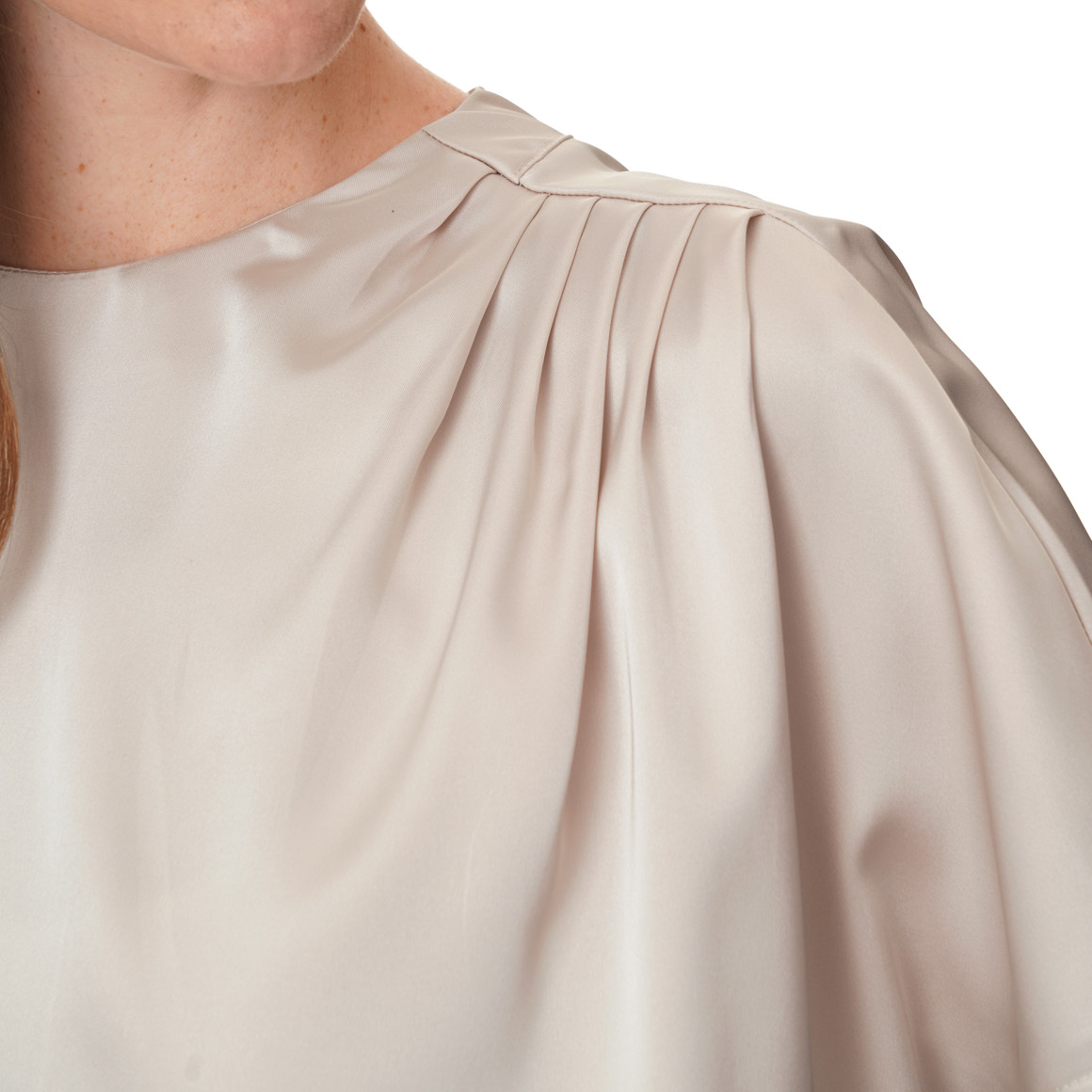 Satijnen damesblouse met plooien