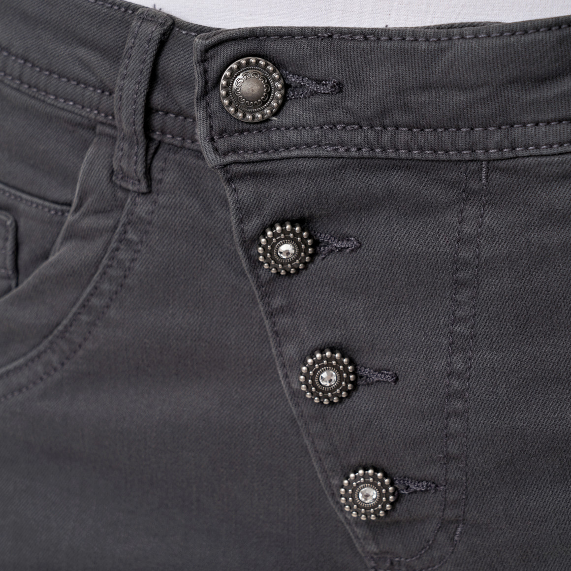 Damen Boyfriend-Jeans mit schräger Knöpfung