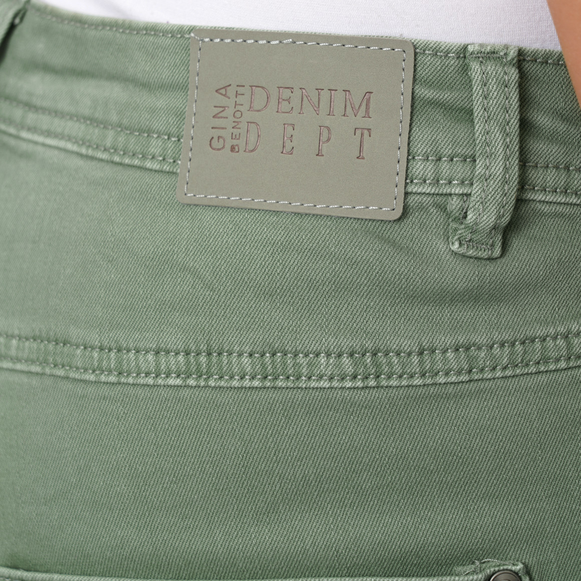 Damen Boyfriend-Jeans mit schräger Knöpfung
