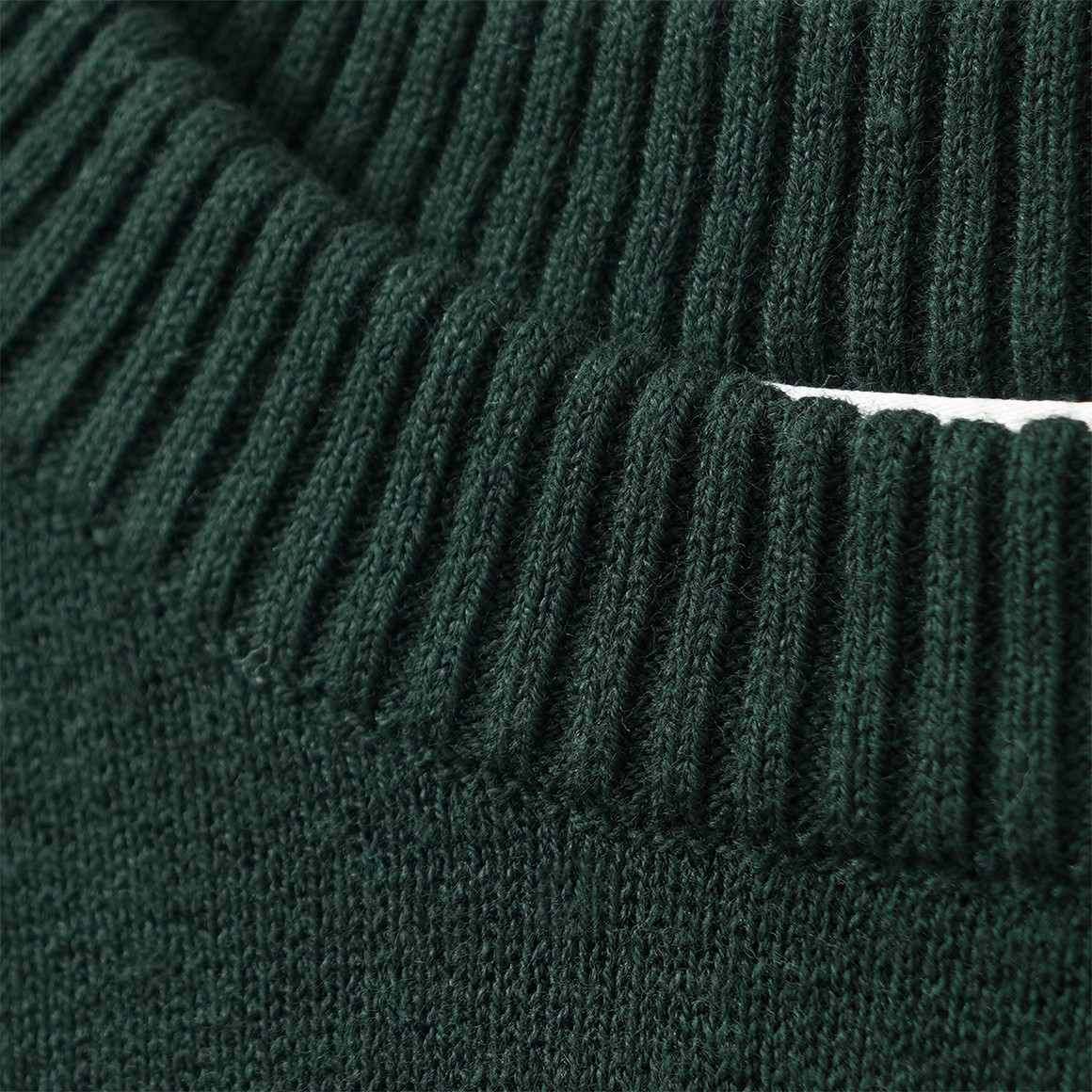 Jungen Strickpullover mit kleiner Stickerei
