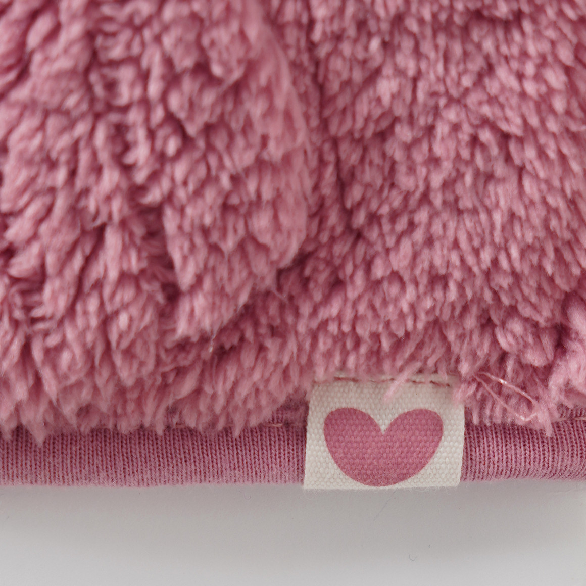 Pluche jasje voor baby's met hartjesmotief