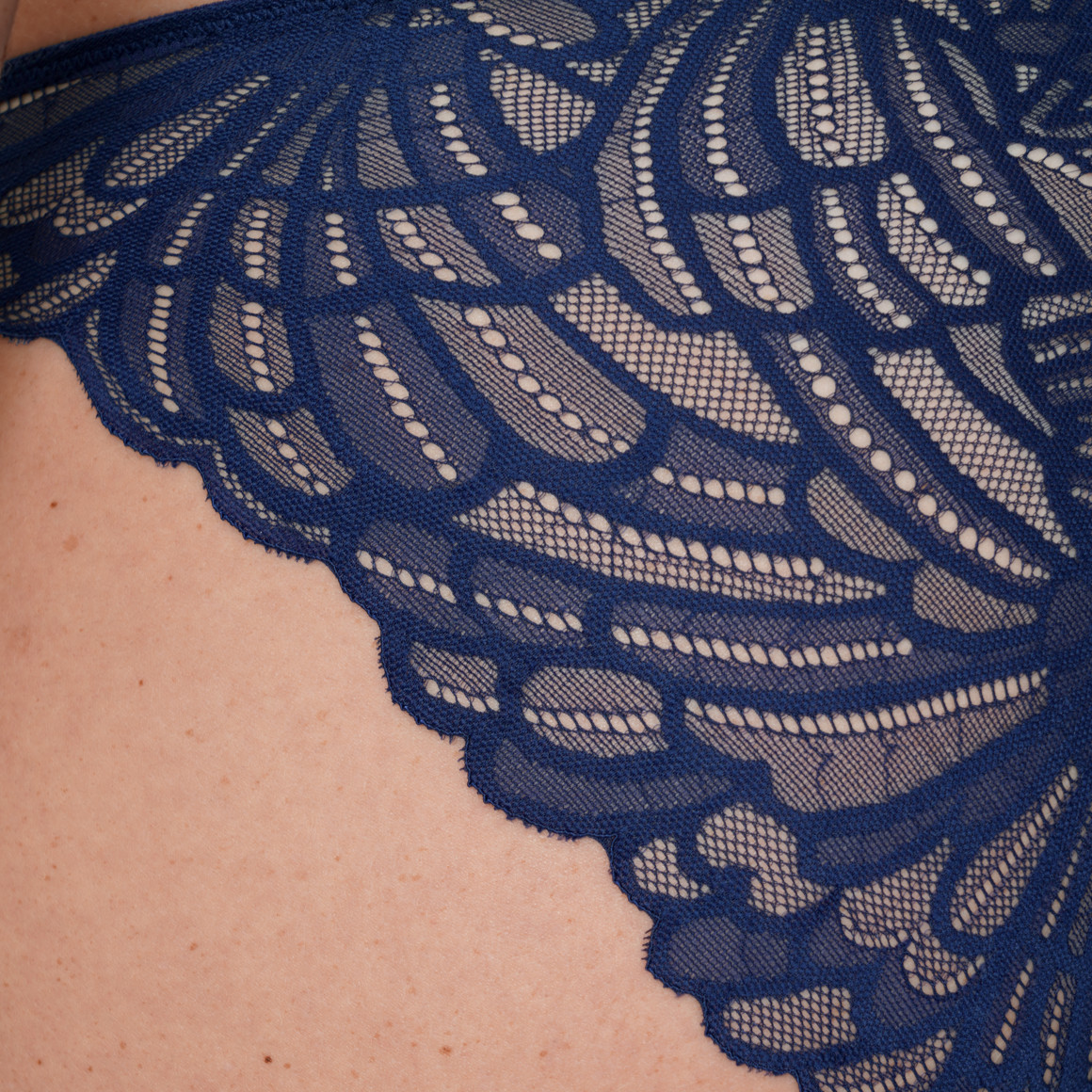 2 Damen Slips mit Spitze